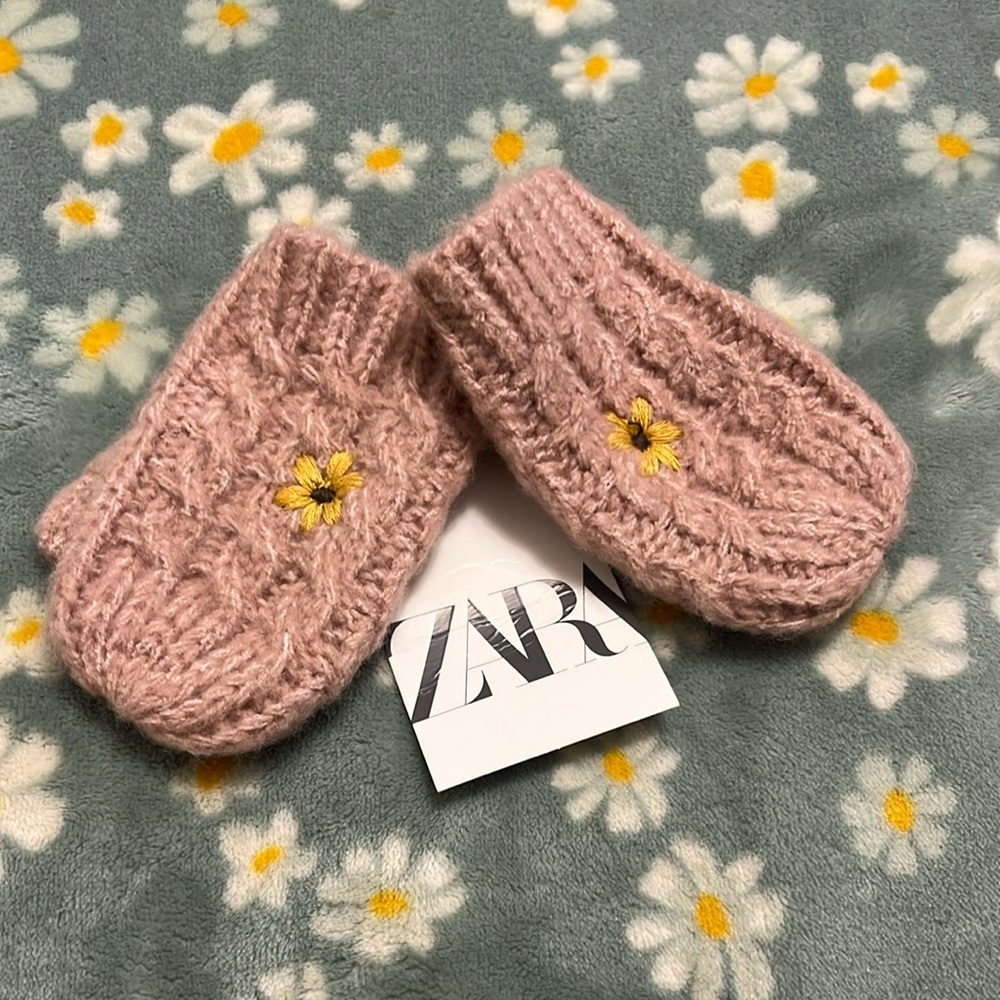 Zara Pink Mittens W/ Daisy Embroidered